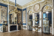 Salón interior con decoración barroca.