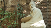 Busto de piedra de Joaquín Sorolla en el patio